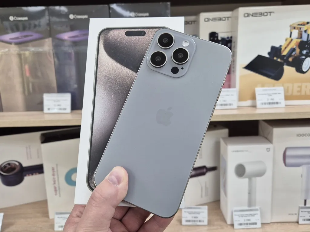 Натуральный титановый цвет iPhone 15 Pro Max выглядит потрясающе. Натуральный титановый цвет iPhone 15 Pro Max выглядит потрясающе.